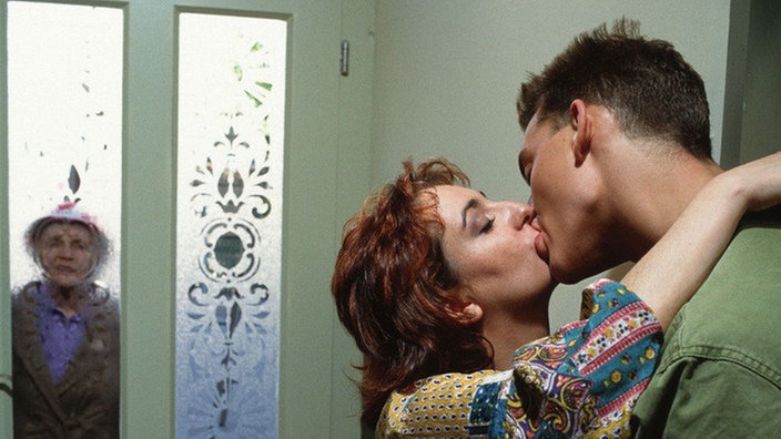 Eigentlich hatte Hans (Joachim Hermann Luger, links) gehofft, seinen Sohn bei Claudia (Manon Straché) anzutreffen. Franz (Martin Rickelt) hingegen besorgt eine Orchidee für Amélie.