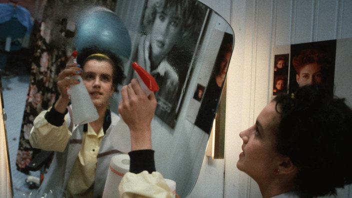 Eigentlich macht Beate (Susanne Gannott) die Ausbildung in Isoldes Friseursalon Spaß.