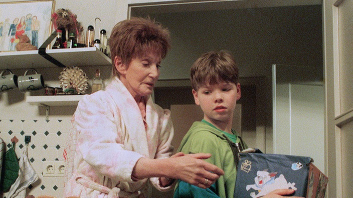 Eigentlich wollte Max (Moritz Hein) seinen Vater überraschen. Stattdessen läuft er Oma Rosi (Margret van Munster) in die Arme.