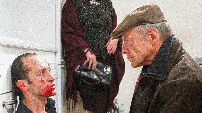 Eigentlich wollten Hajo (Knut Hinz, rechts) und Isolde (Marianne Rogée) Fausto (Antonio Paradiso) zur Rede stellen. Doch jemand anderes ist ihnen zuvor gekommen.