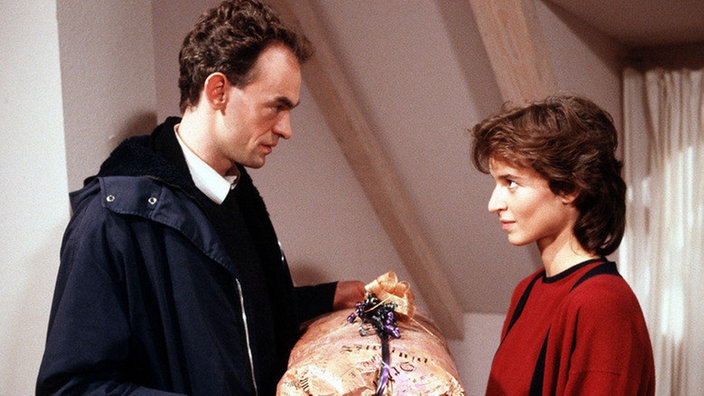 Ein Abschiedsgeschenk für Matthias (Michael Schwabe) von Dominique: Sie verlässt die Lindenstraße und geht zurück nach Paris.