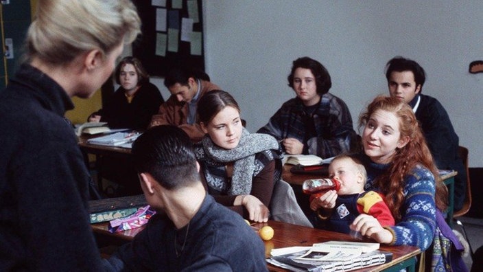 Ein Baby in der Schule: Iffi (Rebecca Siemoneit-Barum, rechts) hatte keine andere Wahl.