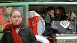 Ein Blick in den Tourbus öffnet Iffi endlich die Augen.