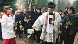 Ein schwerer Gang: Die kleine Paula kam in den Flammen ums Leben.