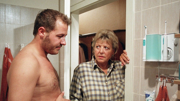 Ein ungleiches Paar: Olli (Willi Herren) hat sich bei Helga (Marie-Luise Marjan) häuslich eingerichtet. Helga ist froh, an den Weihnachtstagen nicht allein sein zu müssen.