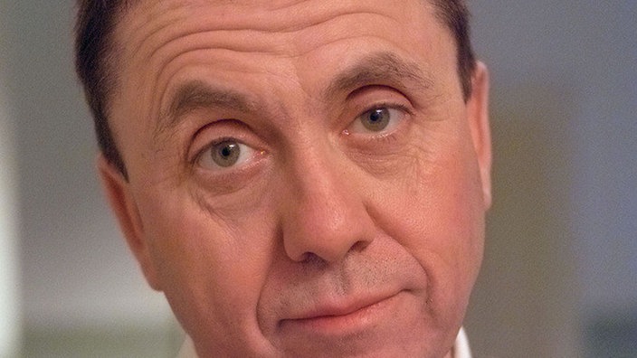 Eine Rose für Ines: Olaf (Franz Rampelmann) entschuldigt sich bei seiner Verlobten für sein unmögliches Verhalten am Vormittag.