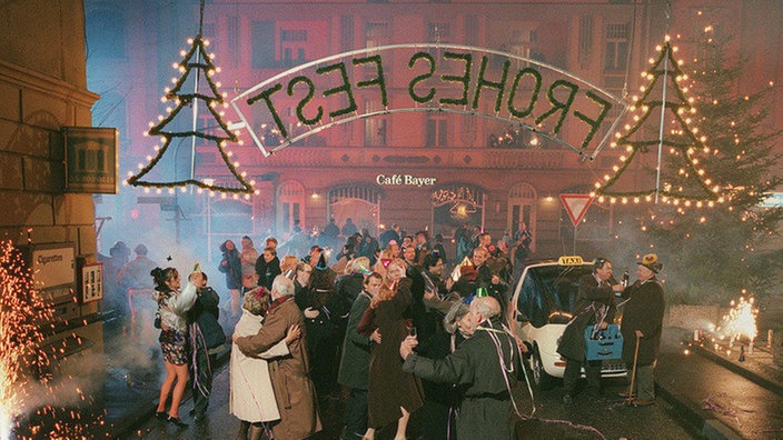 Eine schöne Tradition, die auch 1997 Gültigkeit hat: der ausgelassene Neujahrstanz auf der Lindenstraße.
