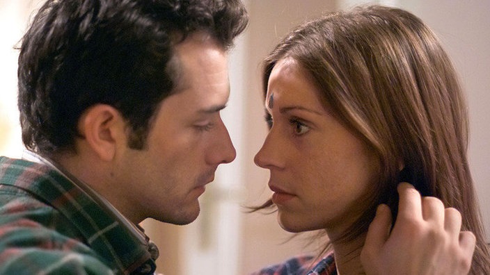 Eine verbotene Liebe: Beim Streichen der neuen Wohnung kommen sich Marion (Ulrike C. Tscharre) und Alex (Joris Gratwohl) näher.