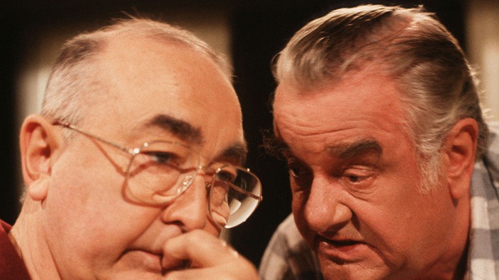 Einmal mehr will Egon (Wolfgang Grönebaum, rechts) seinem Arbeitgeber Dressler (Ludwig Haas) die Augen über Tanja öffnen.