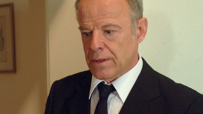 Einschreiben mit Folgen: Hajo (Knut Hinz) erfährt, dass er wegen der Scheinehe nun vorbestraft ist.