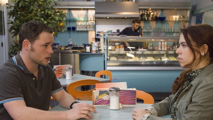 Eisige Atmosphäre: Bruno (Michael Neupert) hat tatsächlich ein schlechtes Gewissen und entschuldigt sich bei Sarah (Julia Stark).
