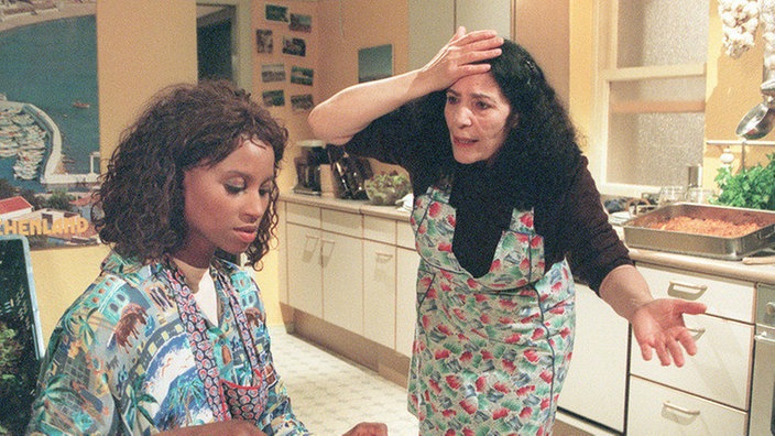 Elena (Domna Adamopoulou, rechts) ist mit Marys (Liz Baffoe) Kochkünsten mehr als unzufrieden.