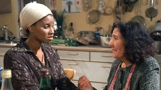 Elena (Domna Adamopoulou, rechts) ist verzweifelt: Sie möchte Mary (Liz Baffoe) und damit vor allem ihren Enkel in der Nähe behalten.