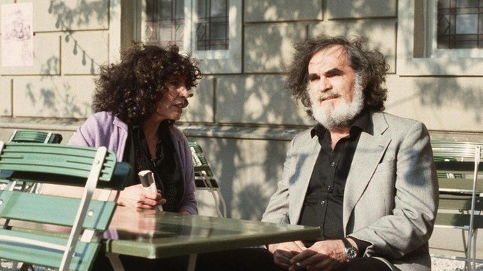 Elena (Domna Adamopoulou) und Panaoitis (Kostas Papanastasiou) sind ratlos - wenn sie einer baldigen Hochzeit zwischen Vasily und Beate nicht zustimmen, wollen die beiden sich aus dem Staub machen.
