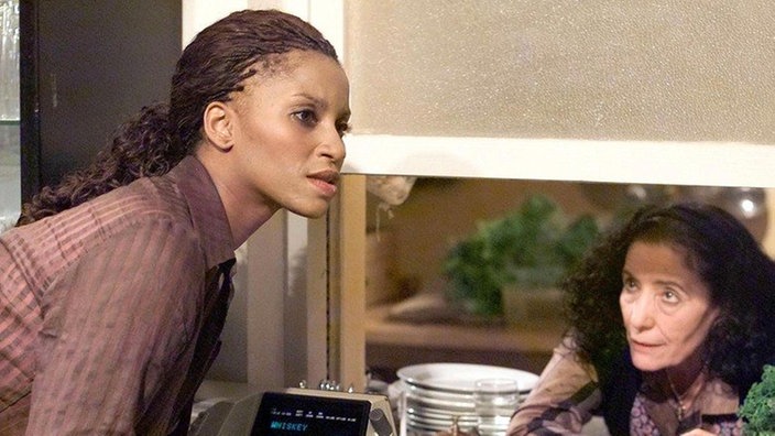 Elenas (Domna Adamopoulou, rechts) gutes Zureden hilft nichts: Mary (Liz Baffoe) will bei Vasily ausziehen.