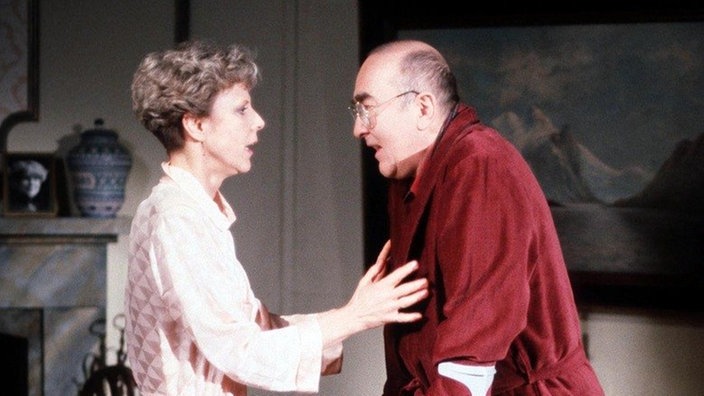 Elisabeth (Dagmar Hessenland) hat Angst, dass Ludwig (Ludwig Haas) bei seinen ersten Schritten auf Krücken hinfallen könnte.