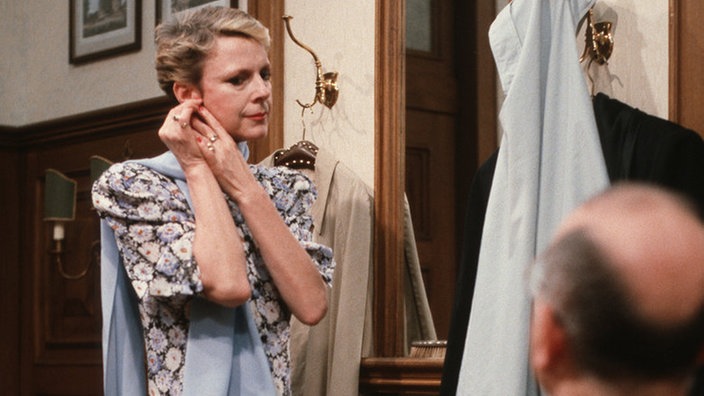 Elisabeth (Dagmar Hessenland) macht sich chic für ihr Date.
