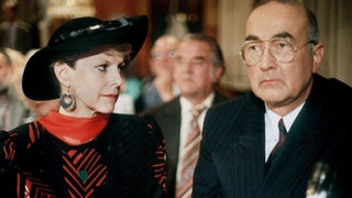 Elisabeth (Dagmar Hessenland) und Ludwig Dressler (Ludwig Haas) erscheinen zur Premiere der Theatergruppe.