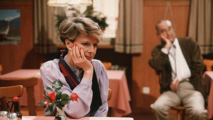 Elisabeth (Dagmar Hessenland) und Ludwig (Ludwig Haas) sitzen schweigend im "Akropolis" und sehen bei einer Theaterprobe zu.