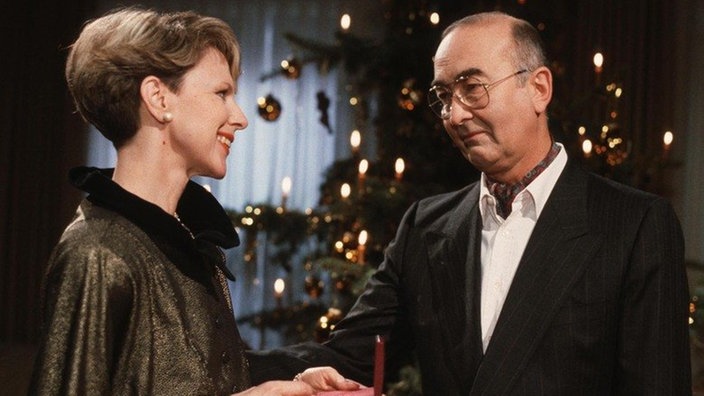 Elisabeth (Dagmar Hessenland) versucht trotz aller Enttäuschungen Ludwig (Ludwig Haas) ein schönes Weihnachtsfest zu bereiten.
