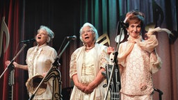 Elisabeth, Hilde und Rosi singen im "Akropolis"