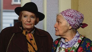 Else (Annemarie Wendl) denkt nur an ihr Preisausschreiben und merkt nicht, dass Amélie (Anna Teluren) ihre Gedanken nur bei der verschwundenen Lisa hat.