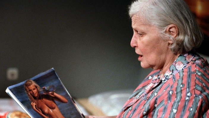 Else (Annemarie Wendl) hat sich in Nosseks Wohnung versteckt und entdeckt erotische Literatur....