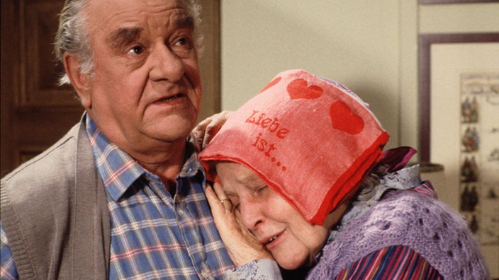 Else (Annemarie Wendl) ist am Boden zerstört. Während Egon (Wolfgang Grönebaum) Hauptgewinner ist bekommt sie nur einen Trostpreis.