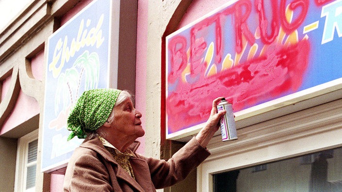 Else (Annemarie Wendl) ist nach wie vor sauer auf Helga und greift zur Spraydose.