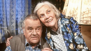Else (Annemarie Wendl) ist selig - Egon (Wolfgang Grönebaum) hat ihr eine unerwartete Freude bereitet.