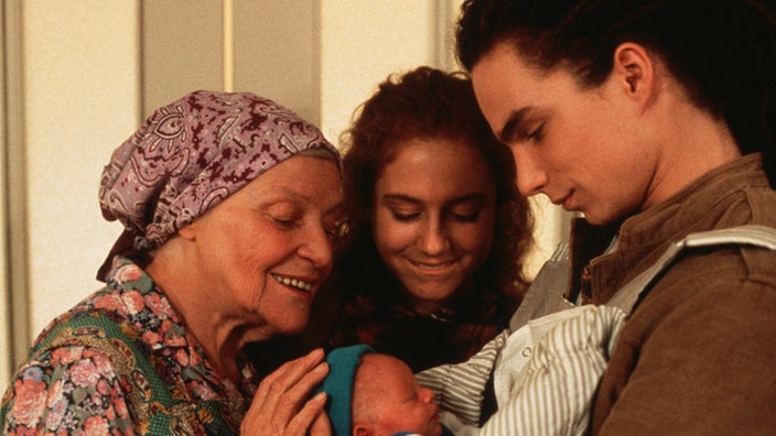 Else (Annemarie Wendl, links) heißt Iffis (Rebecca Siemoneit-Barum) und Momos (Moritz Zielke) Baby in der Lindenstraße willkommen.