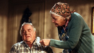 Else (Annemarie Wendl) macht sich Sorgen um Egon (Wolfgang Grönebaum), der seinen Frust über Tanjas Anwesenheit in der Dressler-Villa wegrudern will.