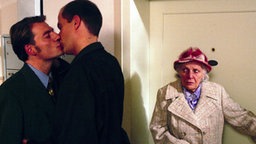 Else (Annemarie Wendl) muss mitansehen, wie sich Carsten (Georg Uecker, re) und Theo (David Wilms) wortkarg verabschieden.