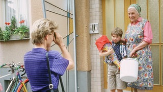 Else (Annemarie Wendl, rechts) drängt sich zu Mäxchen (Moritz Hein) ins Bild. Mama Gabi (Andrea Spatzek) lässt es geschehen.
