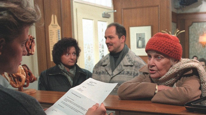 Else (Annemarie Wendl, rechts) erhält heute Post vom Scheidungsanwalt, Gabi (Andrea Spatzek) freut sich über den Brief vom Vormundschaftsgericht.