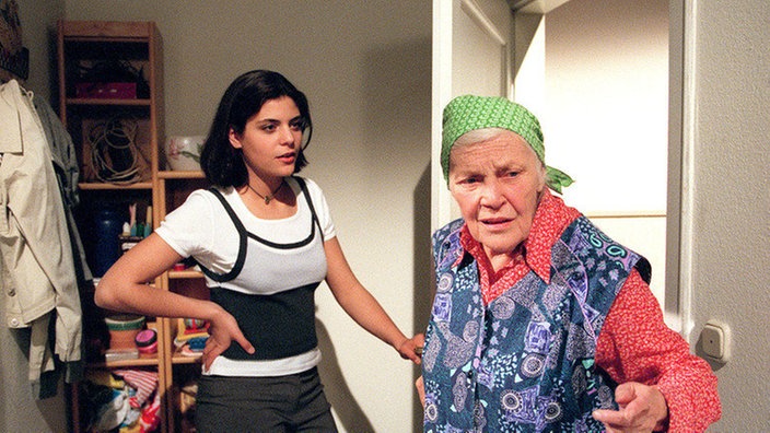 Else (Annemarie Wendl, rechts) in Aktion: Sie staucht Marcella (Sara Turchetto) zusammen, die mit ihrer Schwester viel zu laut Musik hört.