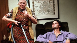 Else (Annemarie Wendl) schimpft mit Frank (Christoph Wortberg) wegen seines unmöglichen Verhaltens.