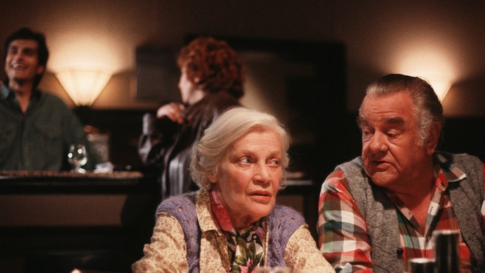 Else (Annemarie Wendl) und Egon (Wolfgang Grönebaum) gönnen sich ein Abendessen im "Akropolis".