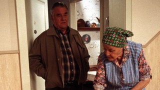 Else (Annemarie Wendl) und Egon (Wolfgang Grönebaum) freuen sich auf die Ankunft von Sohn Olaf.