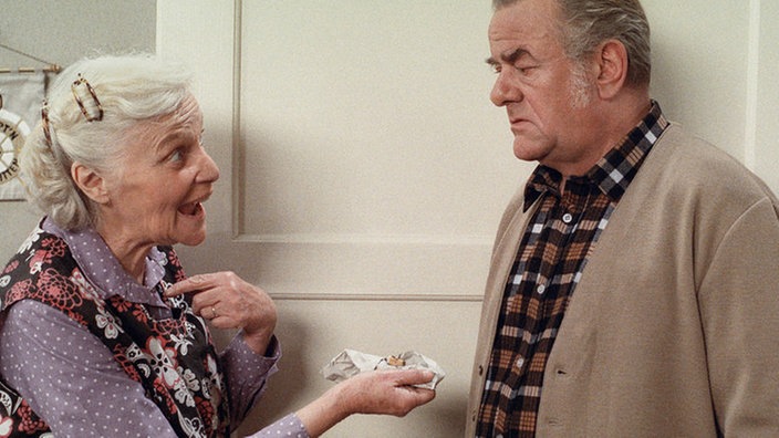 Else (Annemarie Wendl) und Egon (Wolfgang Grönebaum) sind mal wieder verschiedener Meinung.
