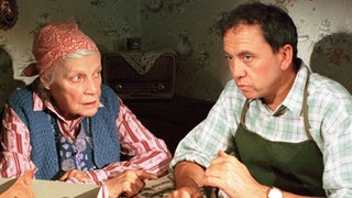 Else (Annemarie Wendl) und Olaf (Franz Rampelmann) beratschlagen, wie  es weitergehen soll.