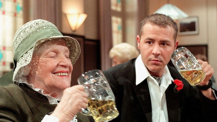 Else (Annemarie Wendl) wird gesellig und wirkt menschlich. Olli (Willi Herren) ist erstaunt.