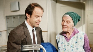 Else Kling (Annemarie Wendl) ist neugierig auf Herrn Scholz (Knut Hinz), den neuen Mieter.