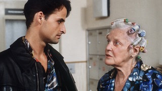 Else Kling (Annemarie Wendl) staunt! Frank Dressler (Christoph Wortberg) ist wieder da.