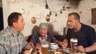 Else, Olaf und Olli sitzen in der Kling-Küche
