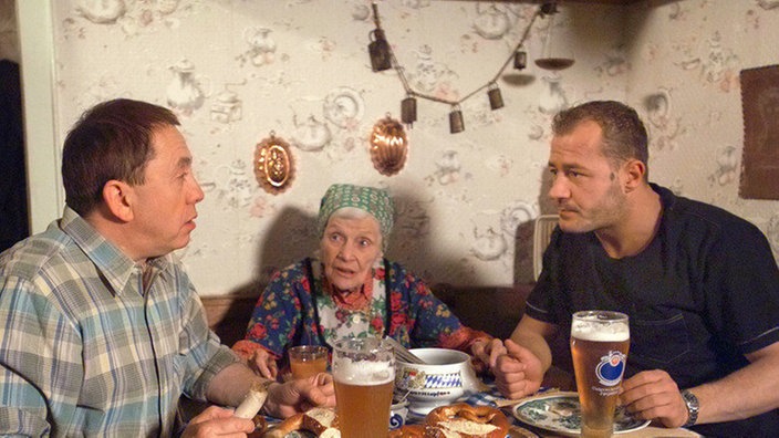 Else, Olaf und Olli sitzen in der Kling-Küche