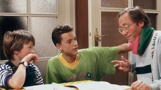 Endlich kann sich Vater Beimer (Joachim Hermann Luger, rechts) mal um seine Söhne kümmern, doch Benny (Christian Kahrmann, Mitte) und Klausi (Moritz A. Sachs) scheinen nicht begeistert.