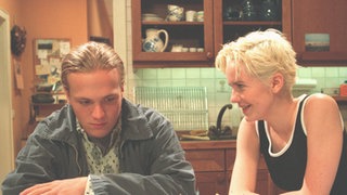 Endlich volljährig: Pat (Giada Gray) ist die Erste, die Klaus (Moritz A. Sachs) zu seinem 18. Geburtstag gratuliert.