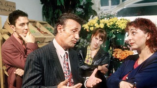 Enrico (Guido Gagliardi) bestellt bei Claudia (Manon Straché) Blumen und Gestecke fürs "Casarotti".