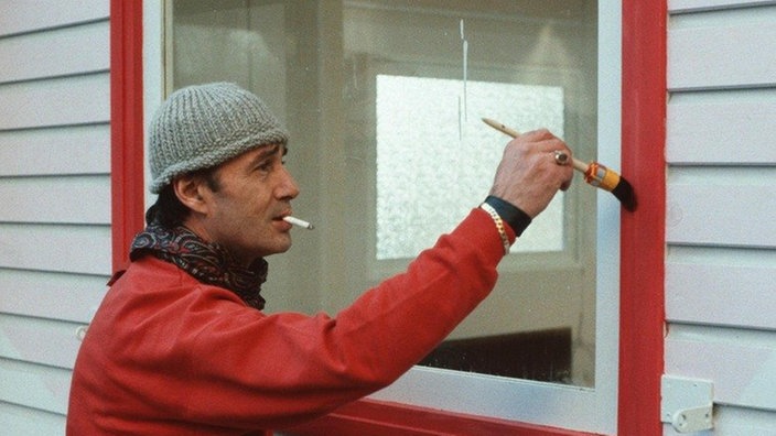 Enrico (Guido Gagliardi) renoviert den Kiosk.